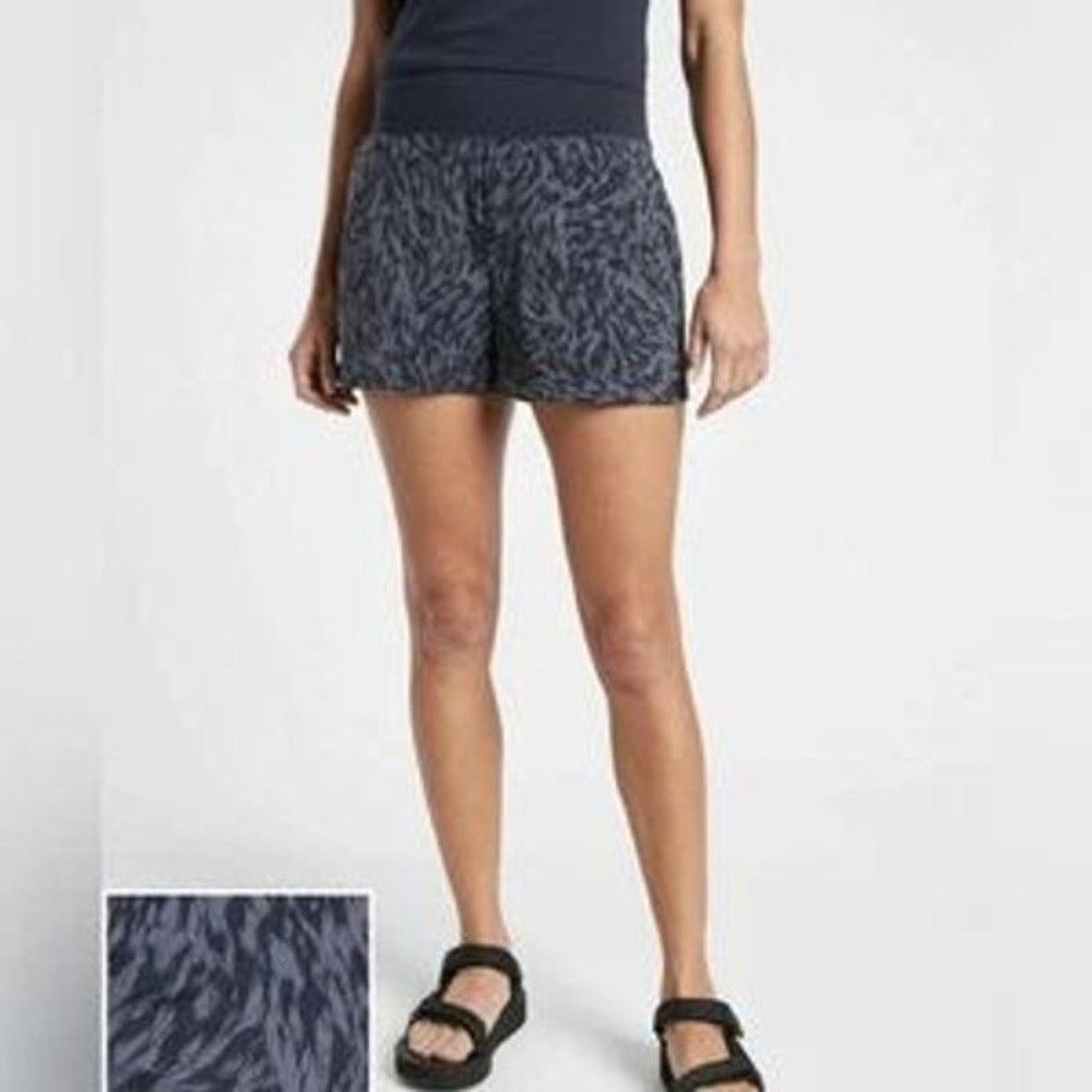 Athleta Trekkie North Printed Shorts Navy Blue Abstract Tiger Print‎ Womens 6